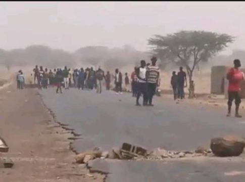 Des migrants expulsés ont mis le feu à un poste de contrôle de la police à la frontière entre la Mauritanie et le Mali