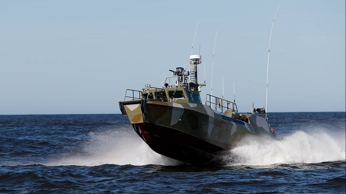 Un bateau militaire porté disparu lors d’une opération de sauvetage, recherches en cours