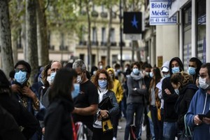 COVID-19: la barre des 5000 cas quotidiens à nouveau franchie en France