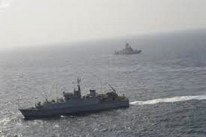 La Garde côtière arraisonne deux navires suspectés d’infiltration dans la zone interdite à la pêche