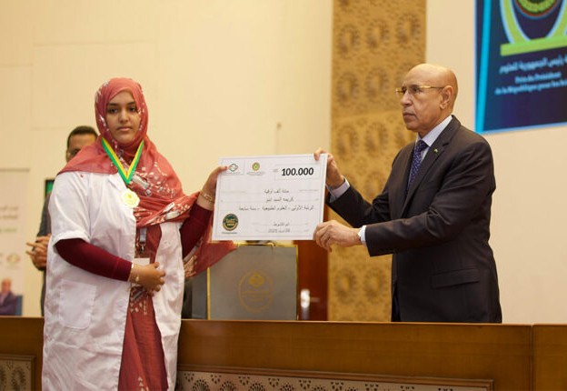 Le Président de la République supervise la cérémonie de remise du Prix du Président de la République pour les sciences