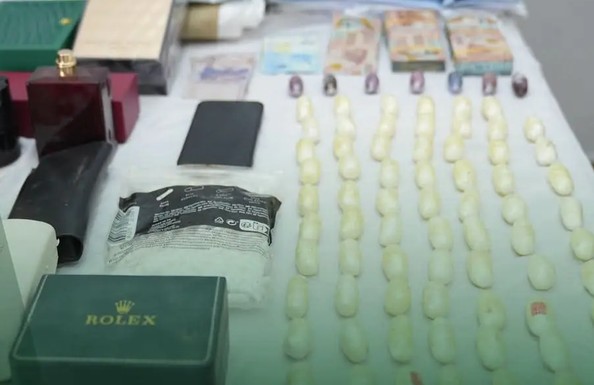 La police annonce le démantèlement d’un réseau de trafic de drogue et poursuit ses recherches pour arrêter d’autres personnes impliquées